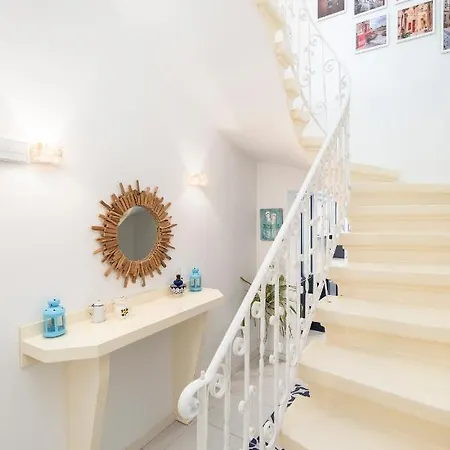 Chic, Stylish Traditional Townhouse With Terrace - *