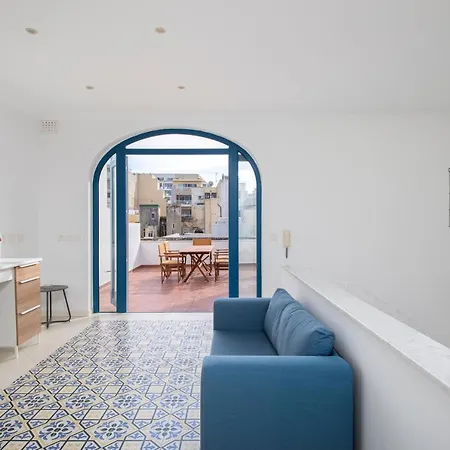 Chic, Stylish Traditional Townhouse With Terrace - Feriehus *