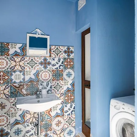 Feriehus Chic, Stylish Traditional Townhouse With Terrace - San Pawl il-Baħar