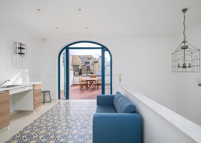 Chic, Stylish Traditional Townhouse With Terrace - Semesterbostad *