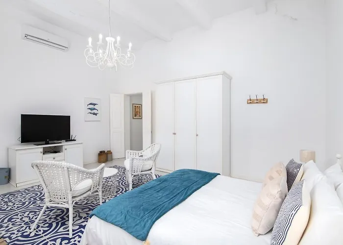 Chic, Stylish Traditional Townhouse With Terrace - Semesterbostad *