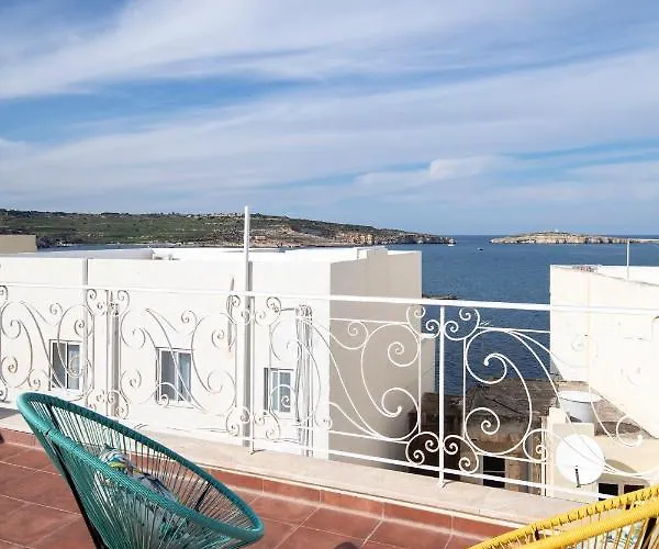 Nyaraló Chic, Stylish Traditional Townhouse With Terrace - San Pawl il-Baħar