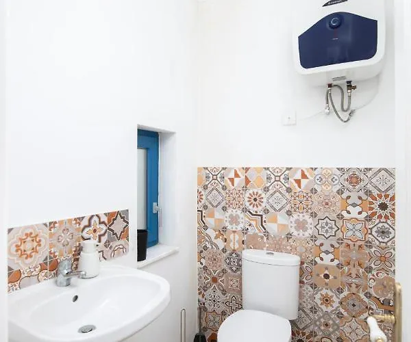 Chic, Stylish Traditional Townhouse With Terrace -