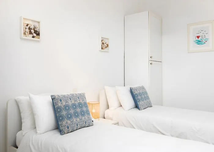 Chic, Stylish Traditional Townhouse With Terrace - Semesterbostad