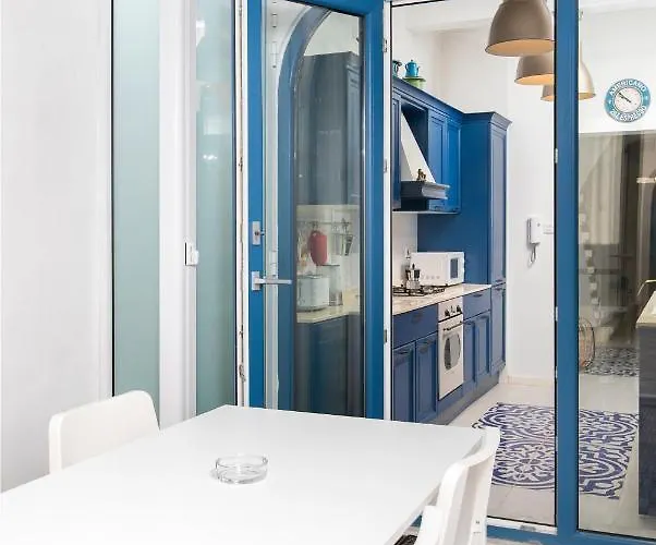 Chic, Stylish Traditional Townhouse With Terrace - *