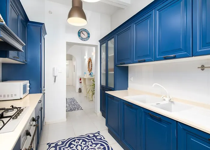 Semesterbostad Chic, Stylish Traditional Townhouse With Terrace - *