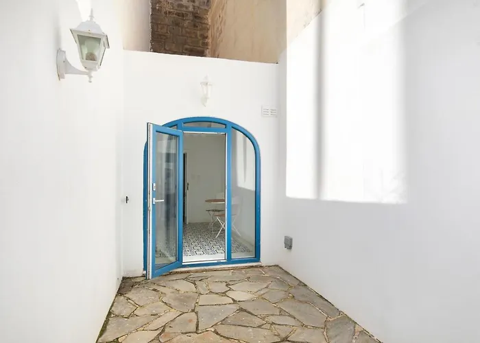 Semesterbostad Chic, Stylish Traditional Townhouse With Terrace - *