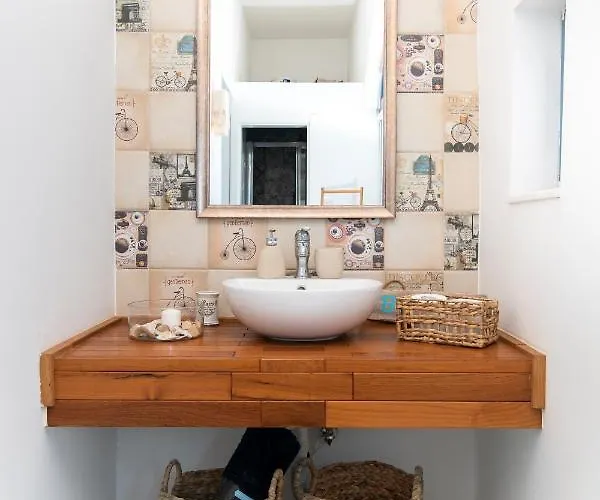 Nyaraló Chic, Stylish Traditional Townhouse With Terrace - *