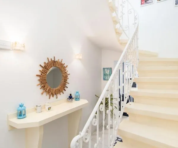 Chic, Stylish Traditional Townhouse With Terrace - *