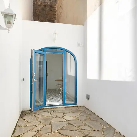 בית נופש Chic, Stylish Traditional Townhouse With Terrace - *