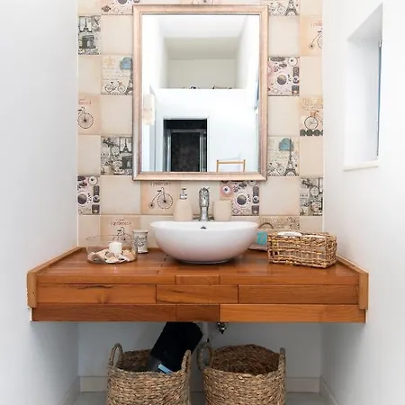 בית נופש Chic, Stylish Traditional Townhouse With Terrace - *