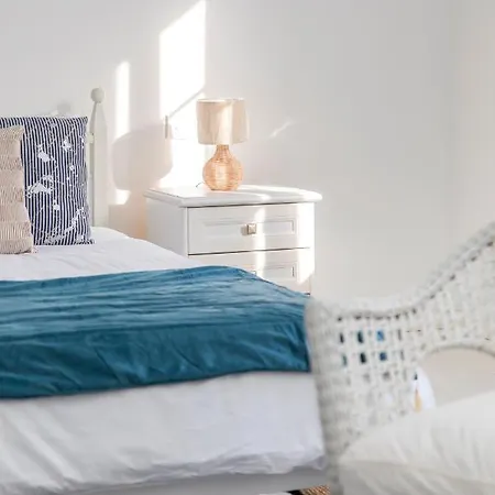 Chic, Stylish Traditional Townhouse With Terrace - בית נופש